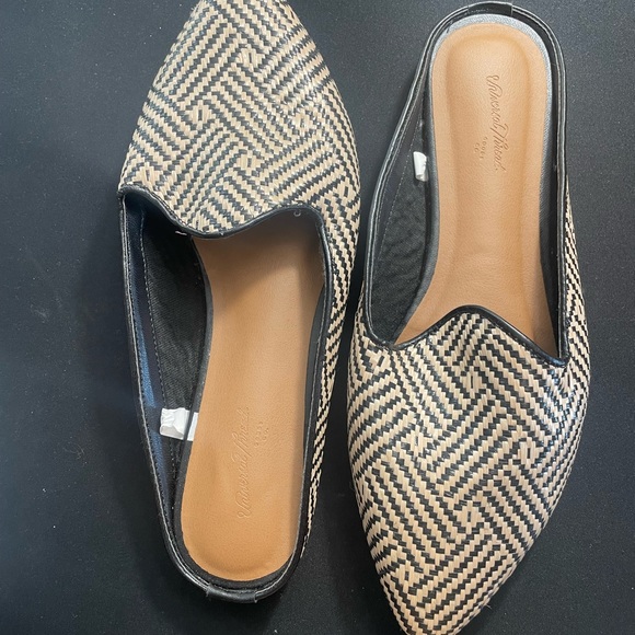 Universal threads black and tan wicker mules - Picture 3 of 3